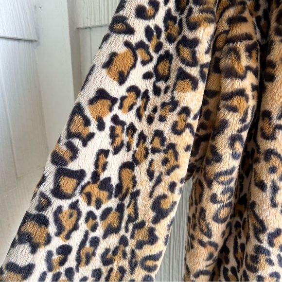 Shyanne Women's Leopard Print Faux Fur Jacket - Picture 9 of 10